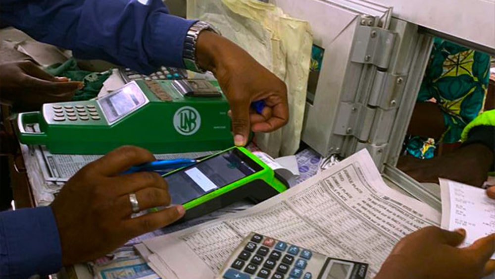 Commerçant de la Loterie du Benin qui utilise un PX400 pour imprimer un ticket 